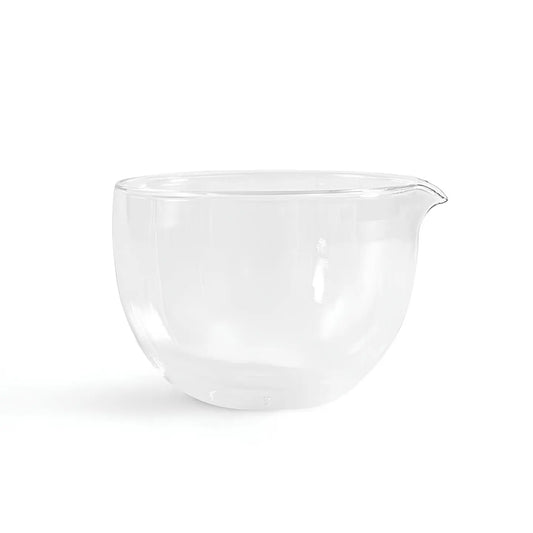 Szklana czarka do matchy z dzióbkiem – minimalistyczne, przezroczyste naczynie wykonane z borokrzemowego szkła, idealne do przygotowywania i serwowania herbaty matcha.