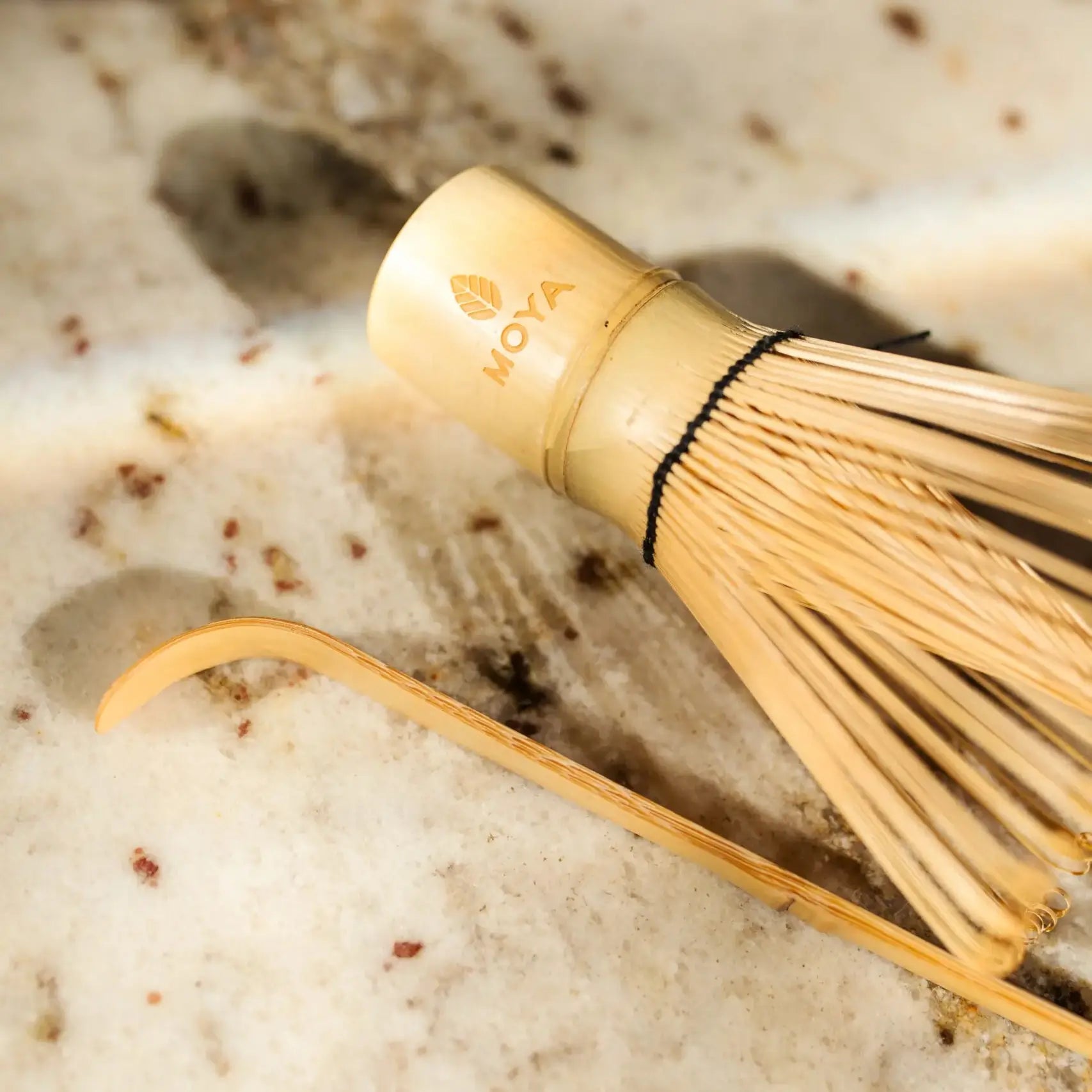 Chasen i chashaku marki Moya – tradycyjne bambusowe akcesoria do przygotowywania herbaty matcha