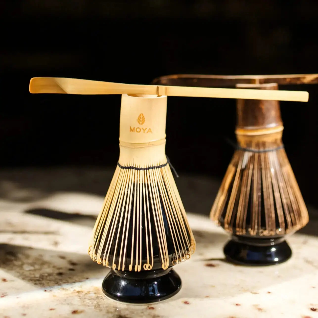 Chasen i chashaku marki Moya – bambusowe akcesoria do herbaty matcha na ceramicznych podstawkach