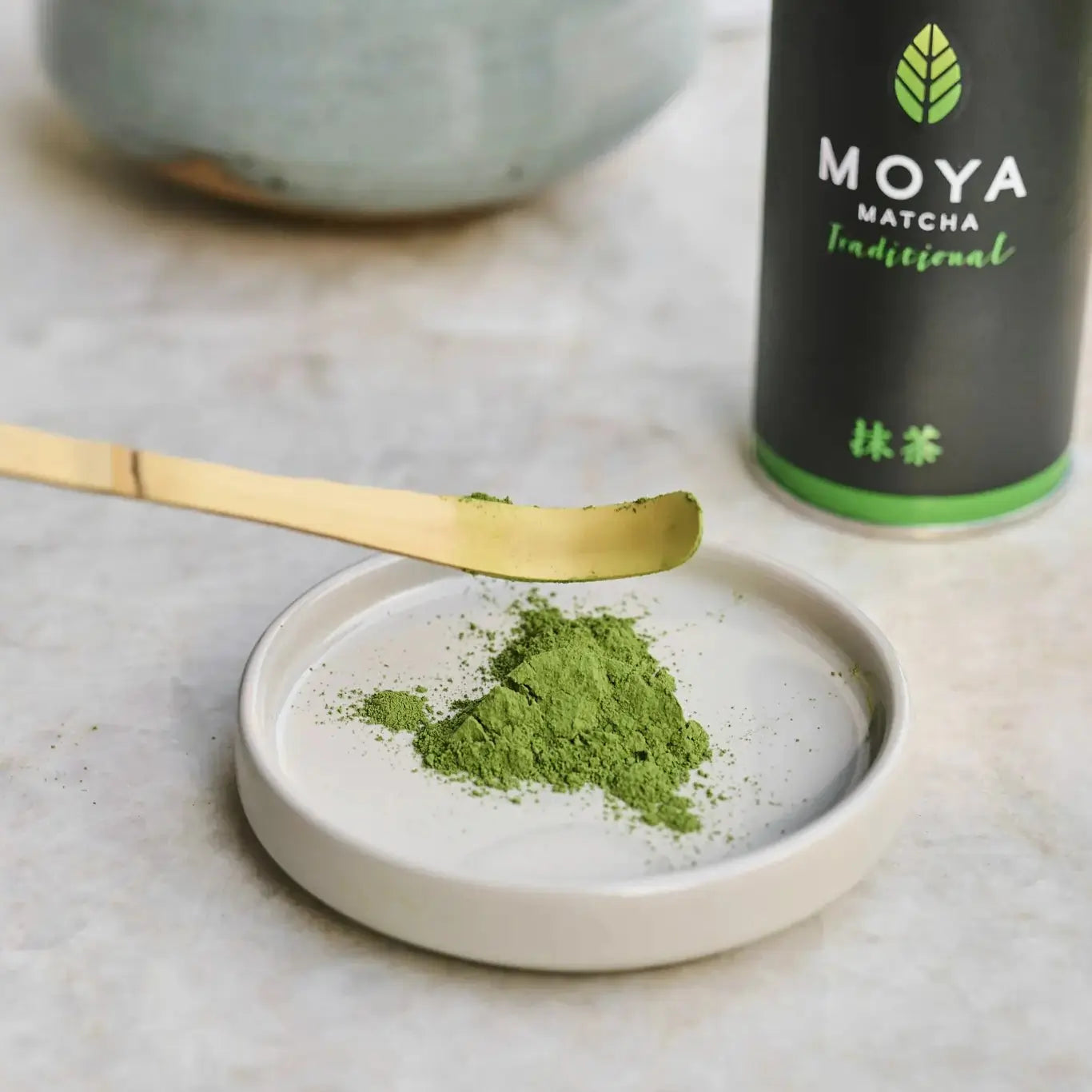 Chashaku – bambusowa łyżeczka z porcją herbaty matcha Moya Traditional na talerzyku