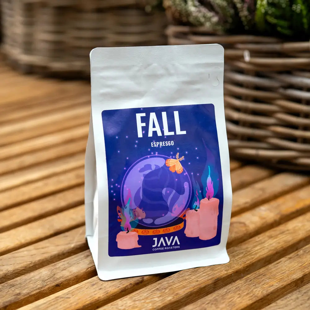 Kawa specialty Fall Espresso 250 g JAVA Coffee Roasters – jesienne opakowanie na drewnianym stole