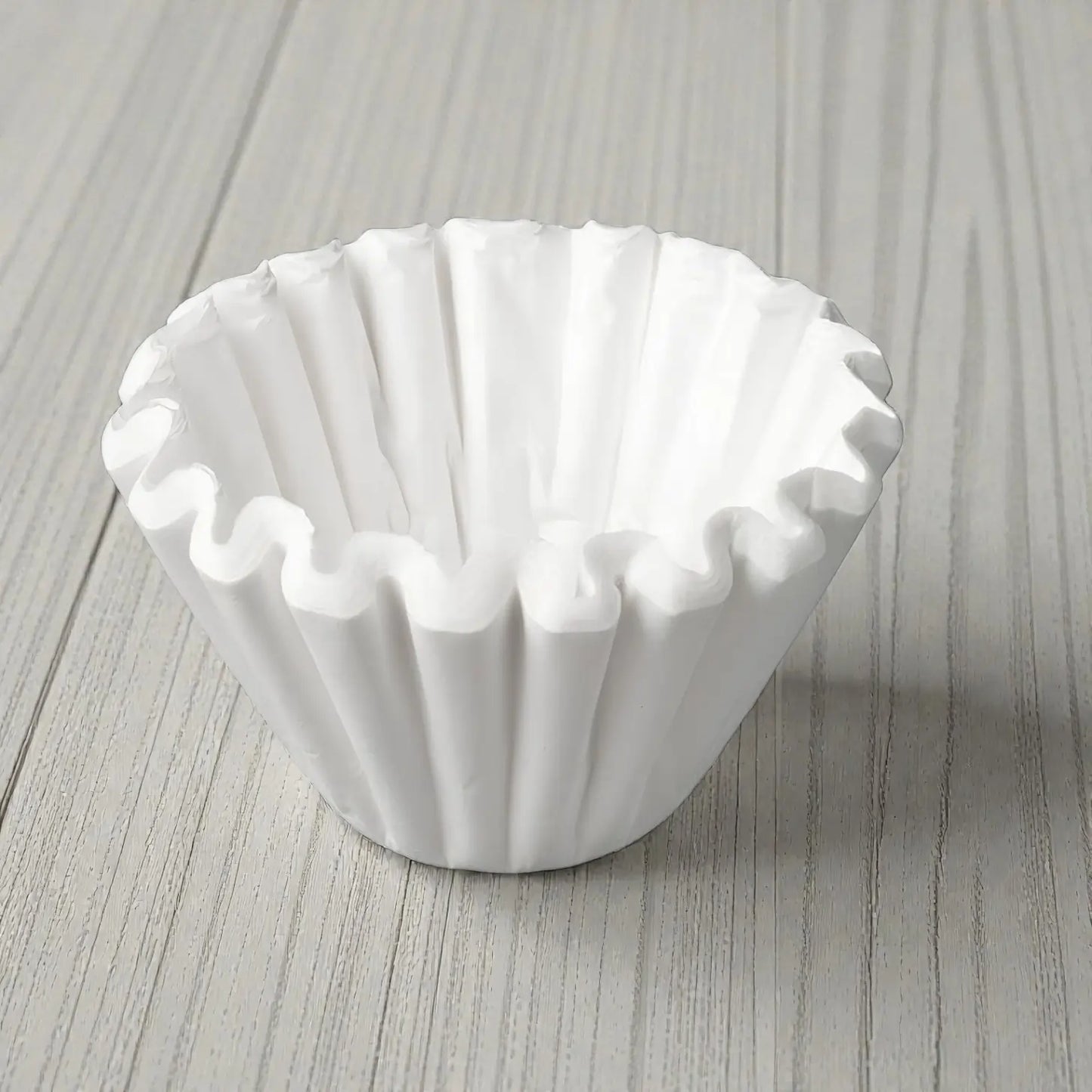 Filtr papierowy Marco BRU do parzenia kawy ustawiony na jasnym blacie