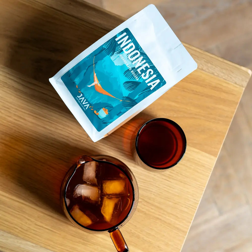 Kawa specialty Indonesia Ribang Gayo Musara od JAVA Coffee Roasters z kostkami lodu w szklanym dzbanku