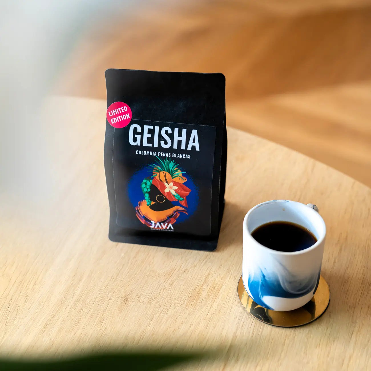Kawa specialty Colombia Geisha Peñas Blancas Limited Edition – Java Coffee Roasters, filiżanka kawy na stoliku