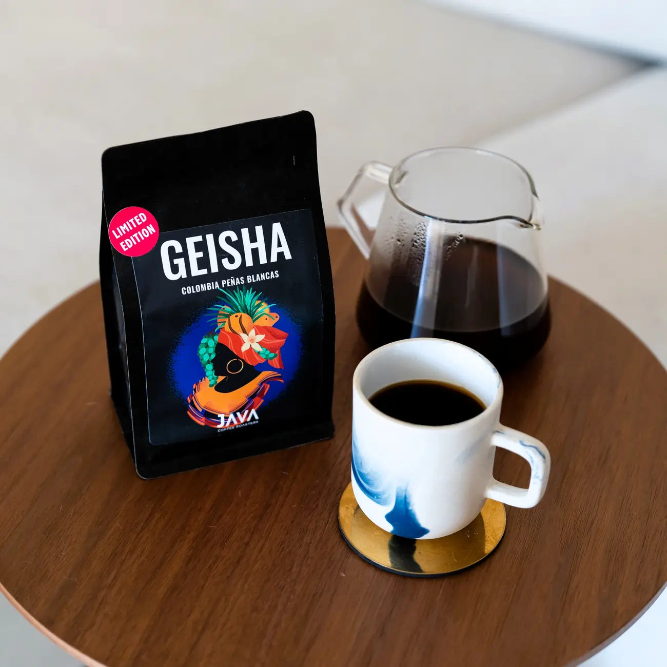 Kawa specialty Colombia Geisha Peñas Blancas Limited Edition – Java Coffee Roasters, serwer z kawą i filiżanka na stoliku