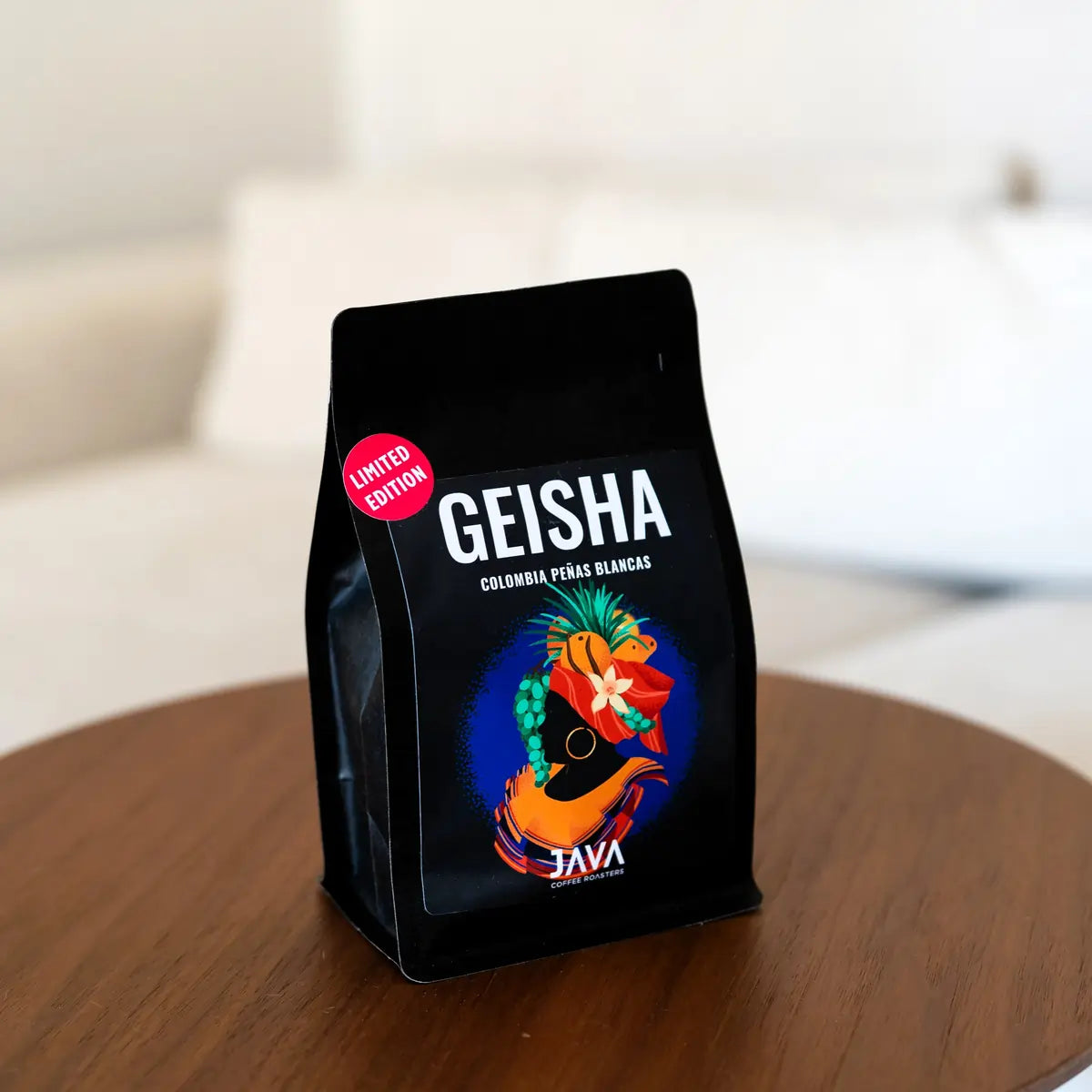 Kawa specialty Colombia Geisha Peñas Blancas Limited Edition – Java Coffee Roasters, packshot lifestyle
