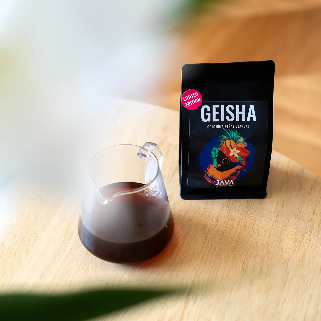 Kawa specialty Colombia Geisha Peñas Blancas Limited Edition – Java Coffee Roasters, paczka kawy i serwer z naparem