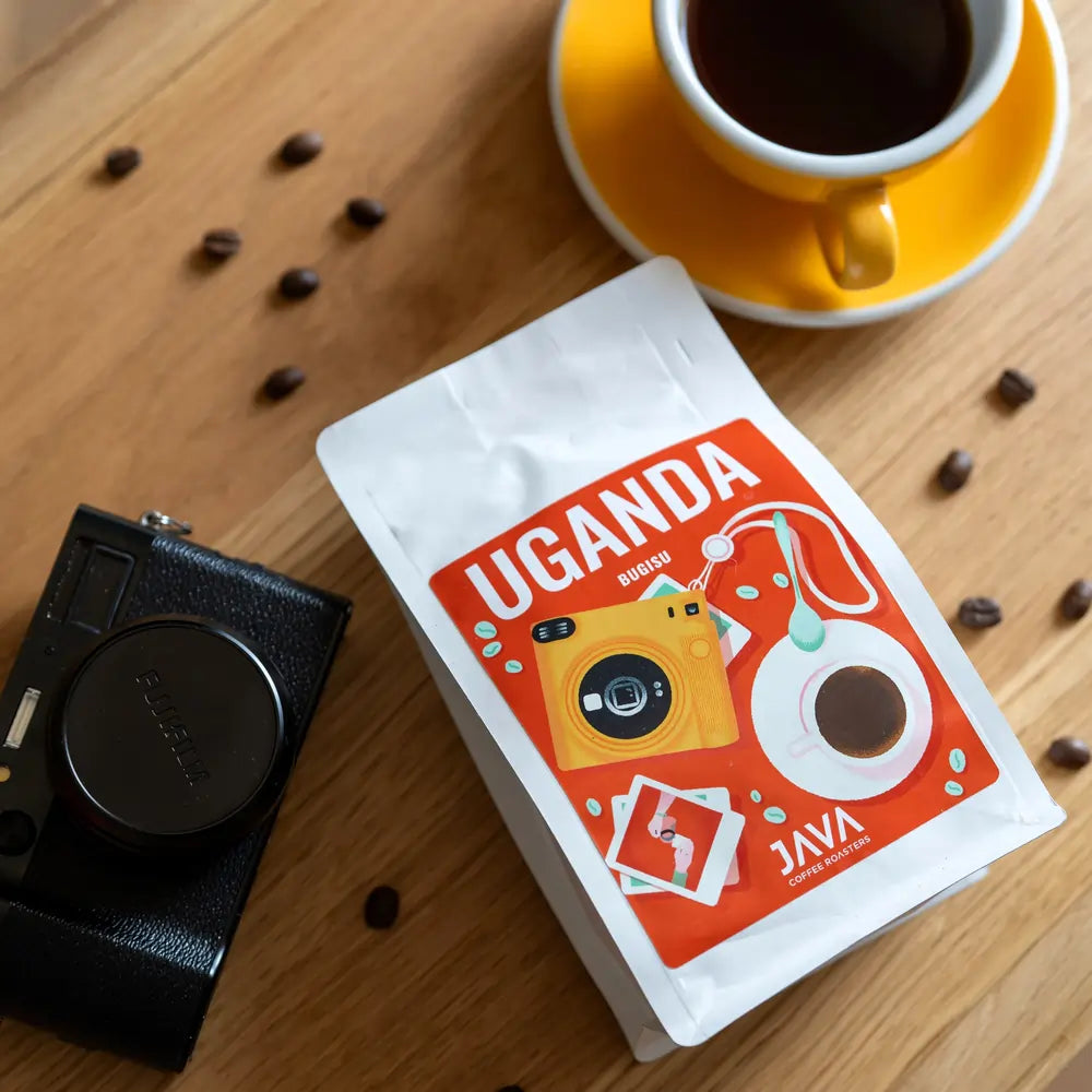 Kawa Uganda Bugisu JAVA Coffee Roasters – opakowanie kawy ziarnistej z filiżanką czarnej kawy i aparatem, arabica z Ugandy do gastronomii