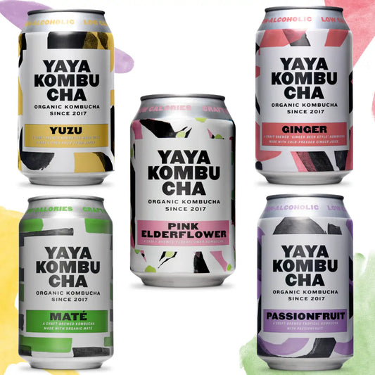 Zestaw pięciu puszek YAYA Kombucha – smaki Yuzu, Ginger, Maté, Pink Elderflower i Passionfruit na białym tle z kolorowymi akcentami.