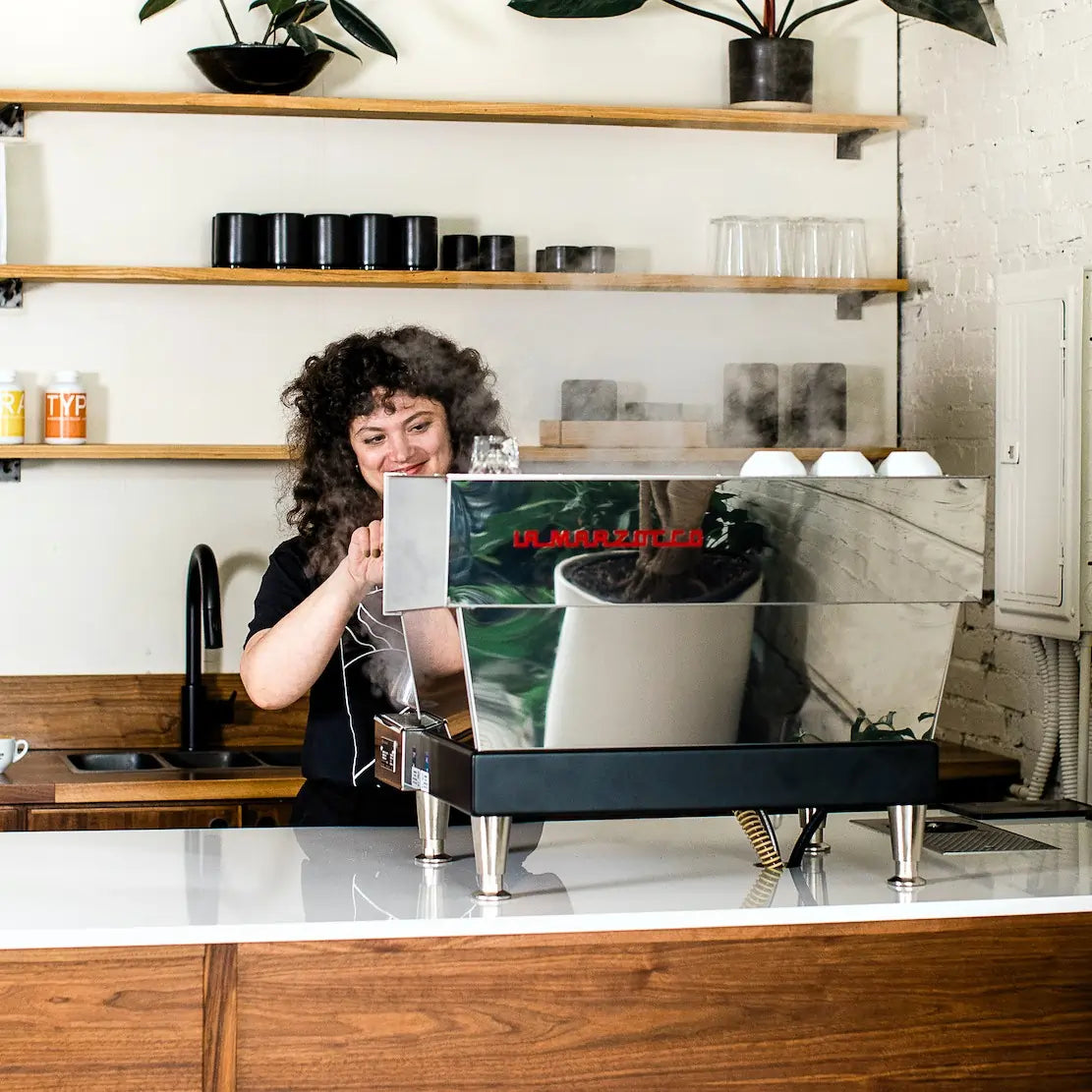 La Marzocco Linea Classic S AV 2GR – ekspres do kawy w kawiarni, barista przygotowuje kawę