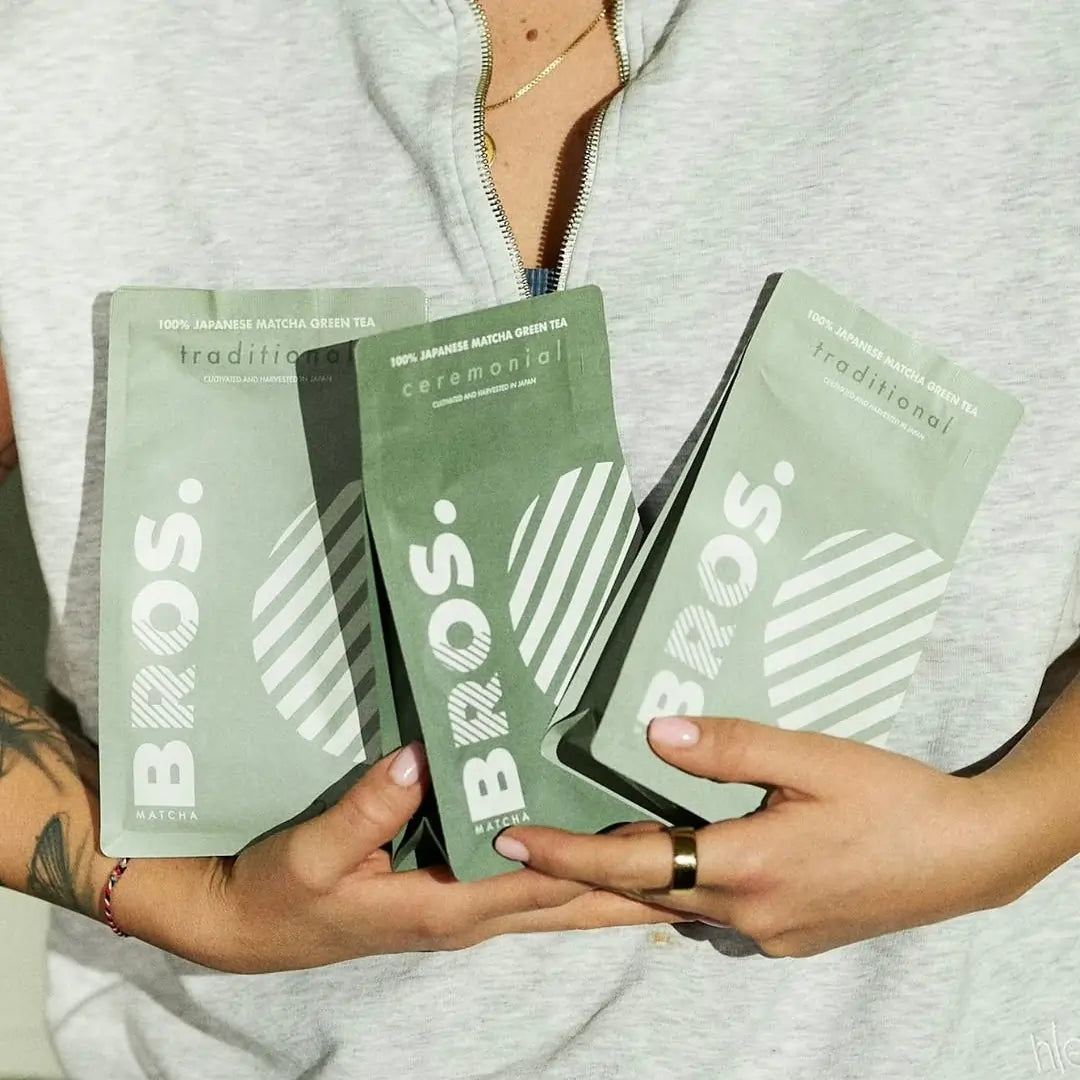 opakowania matchy Matcha Bros ceremonialna i tradycyjna w dłoniach lifestyle zdjęcie zielona herbata matcha premium