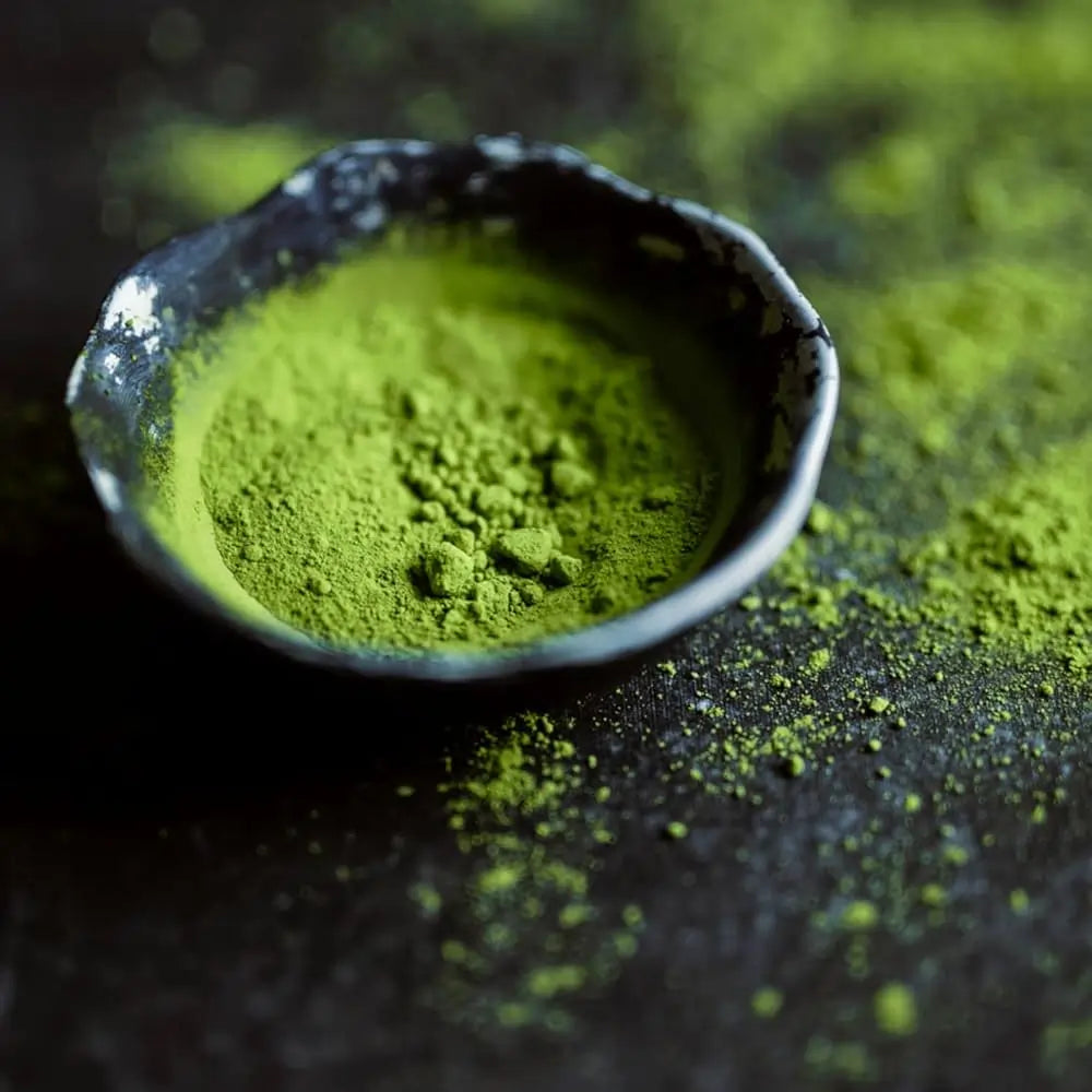 Organiczna japońska herbata matcha w proszku w czarnej ceramicznej miseczce – intensywnie zielony kolor i najwyższa jakość MOYA Matcha