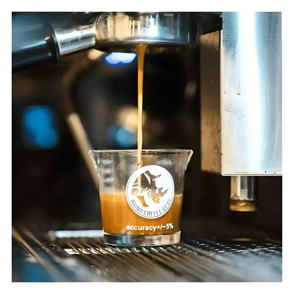 Miarka do espresso Rhinowares Double Shot Glass 70 ml – szklanka z podziałką, używana do precyzyjnego odmierzania kawy podczas parzenia espresso w ekspresie.