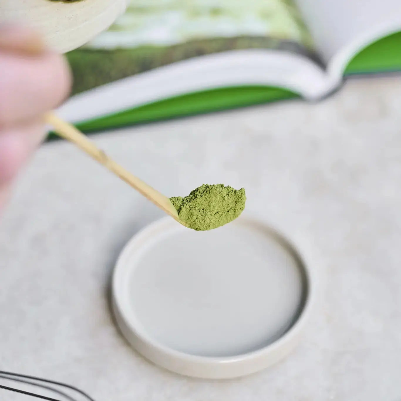 Matcha kulinarna Moya na bambusowej łyżeczce chashaku – intensywnie zielony proszek idealny do wypieków i deserów