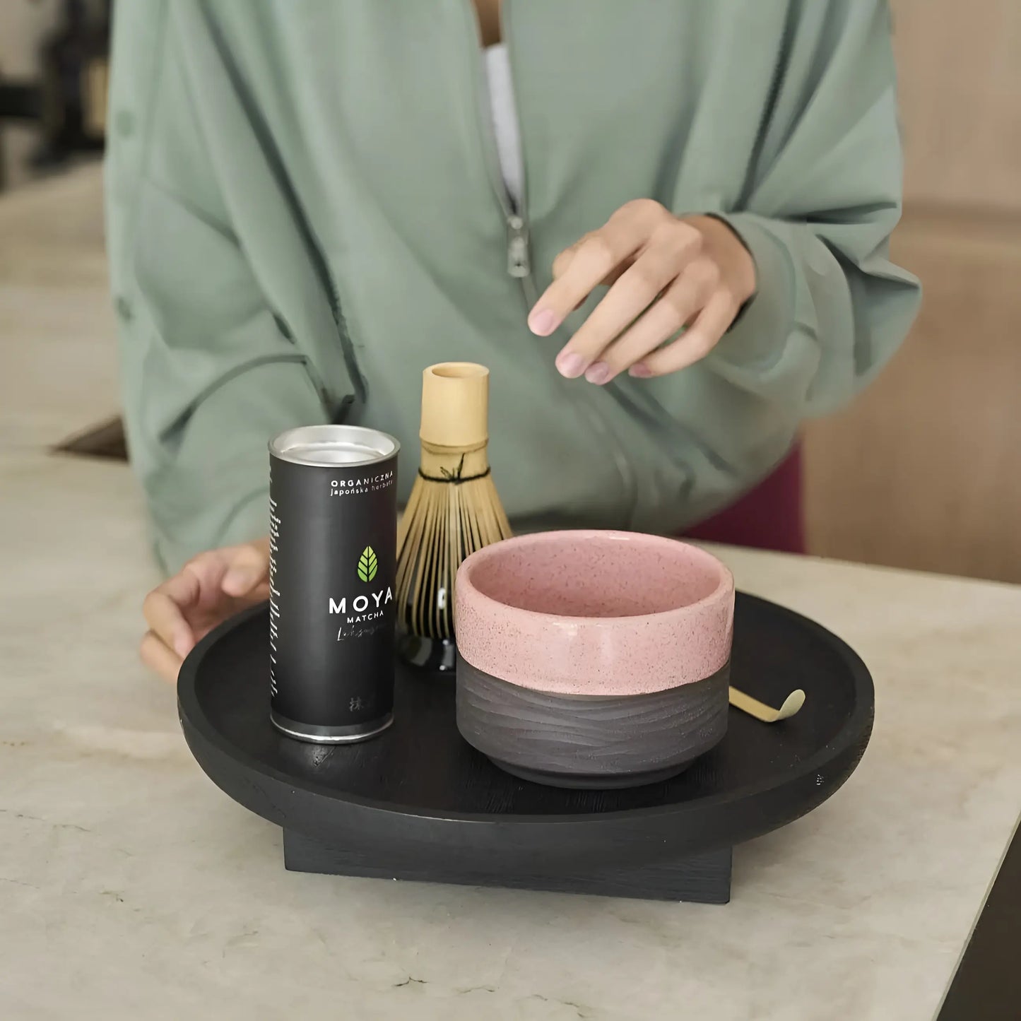 Zestaw do przygotowania japońskiej herbaty matcha MOYA Luksusowa – organiczna zielona herbata w proszku z chasenem i czarką na bambusowej tacy