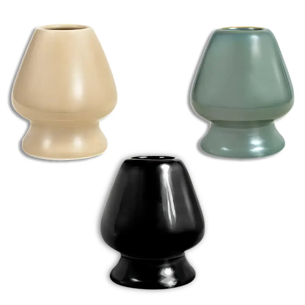 Trzy porcelanowe podstawki na chasen (naoshi) w kolorach: beżowym, czarnym i szaro-zielonym – akcesoria do matchy w eleganckiej, minimalistycznej formie.