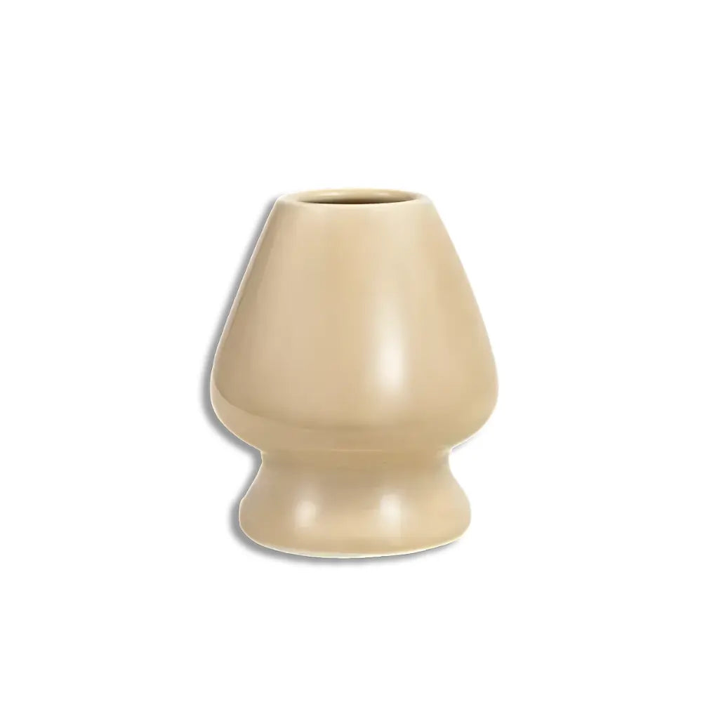 Beżowa podstawka na chasen (naoshi) z porcelany – klasyczne akcesorium do matchy na białym tle, idealne do przechowywania bambusowej miotełki