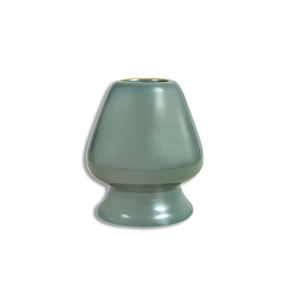 Szaro-zielona podstawka na chasen (naoshi) z błyszczącej porcelany – minimalistyczne akcesorium do matchy na białym tle