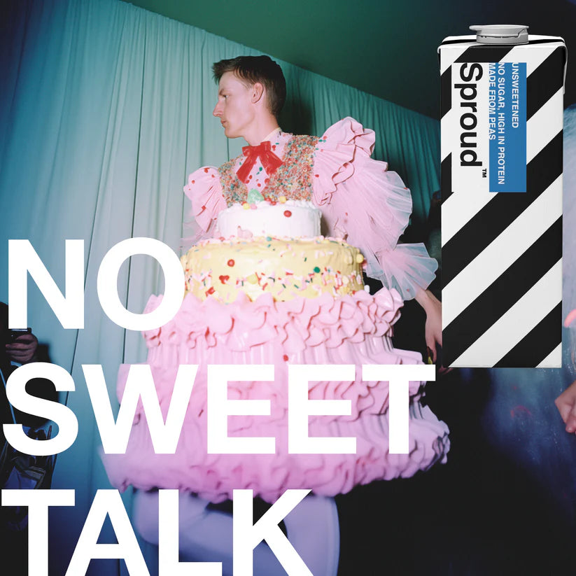Kreatywna kampania Sproud z hasłem „No Sweet Talk” – karton napoju roślinnego Sproud Unsweetened obok kolorowej stylizacji i tortu, produkt bez cukru, bogaty w białko.