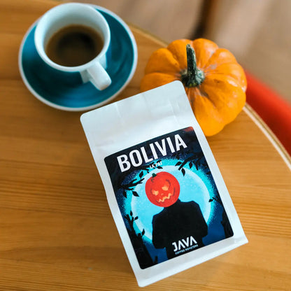 Kawa specialty Bolivia La Paz od JAVA Coffee Roasters – opakowanie kawy z Boliwii obok filiżanki naparu i dyni.
