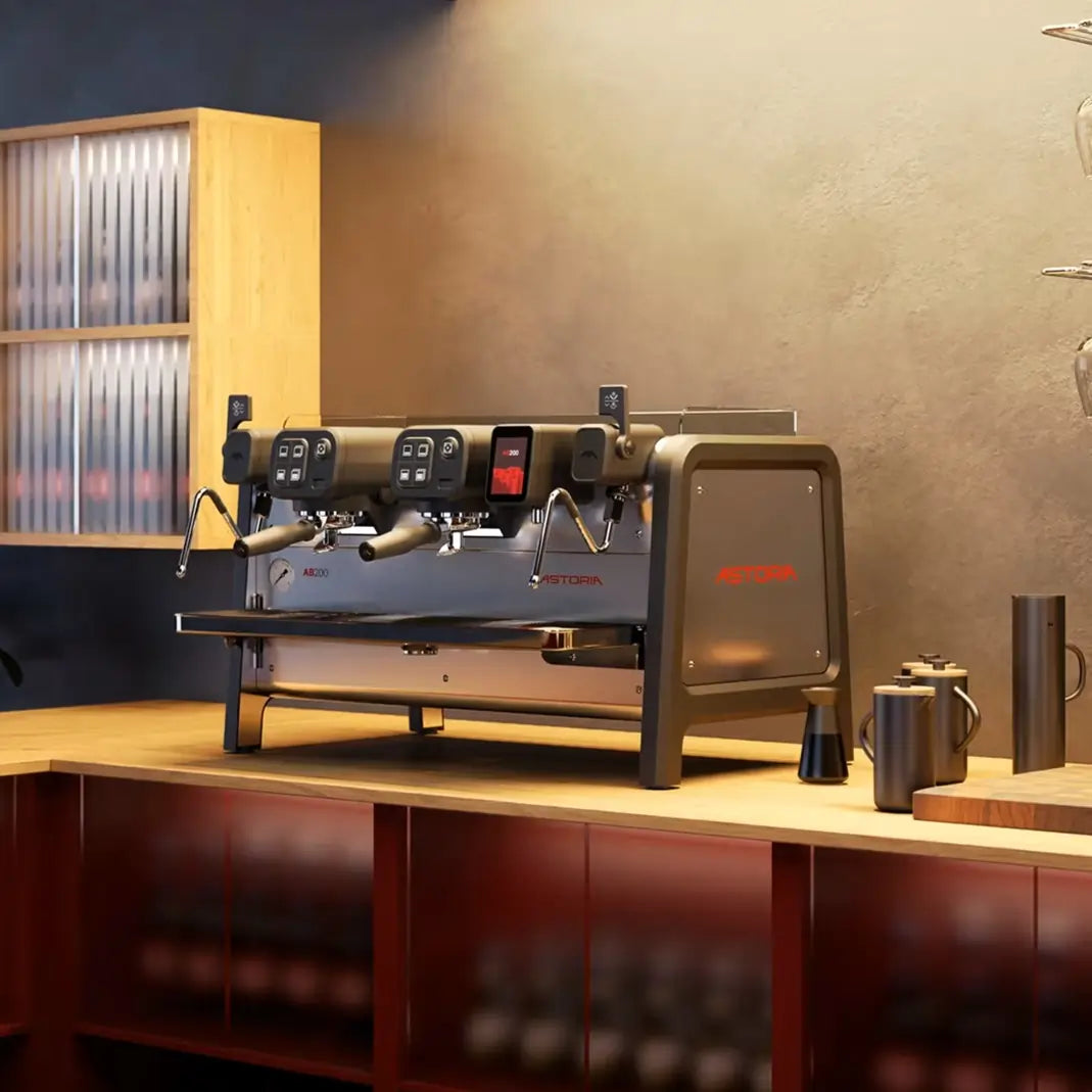 Astoria AB200 profesjonalny ekspres do kawy 2GR w kawiarni na blacie
