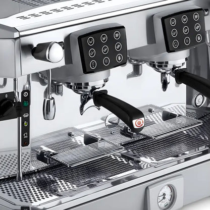 Detal ekspresu Astoria Core 200 SAE/3 – panel sterowania grup i portafilter, profesjonalny ekspres gastronomiczny do kawiarni HoReCa
