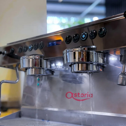 Astoria Mira profesjonalny ekspres do kawy w trakcie pracy – parzenie espresso w kawiarni