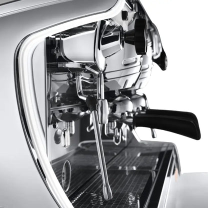 Astoria Start SAE – zbliżenie na grupę zaparzającą, kolbę i dyszę pary, profesjonalny ekspres do espresso dla kawiarni