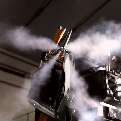 Astoria Storm – dysza pary w trakcie spieniania mleka, para wodna, profesjonalny ekspres kolbowy Astoria Storm w kawiarni