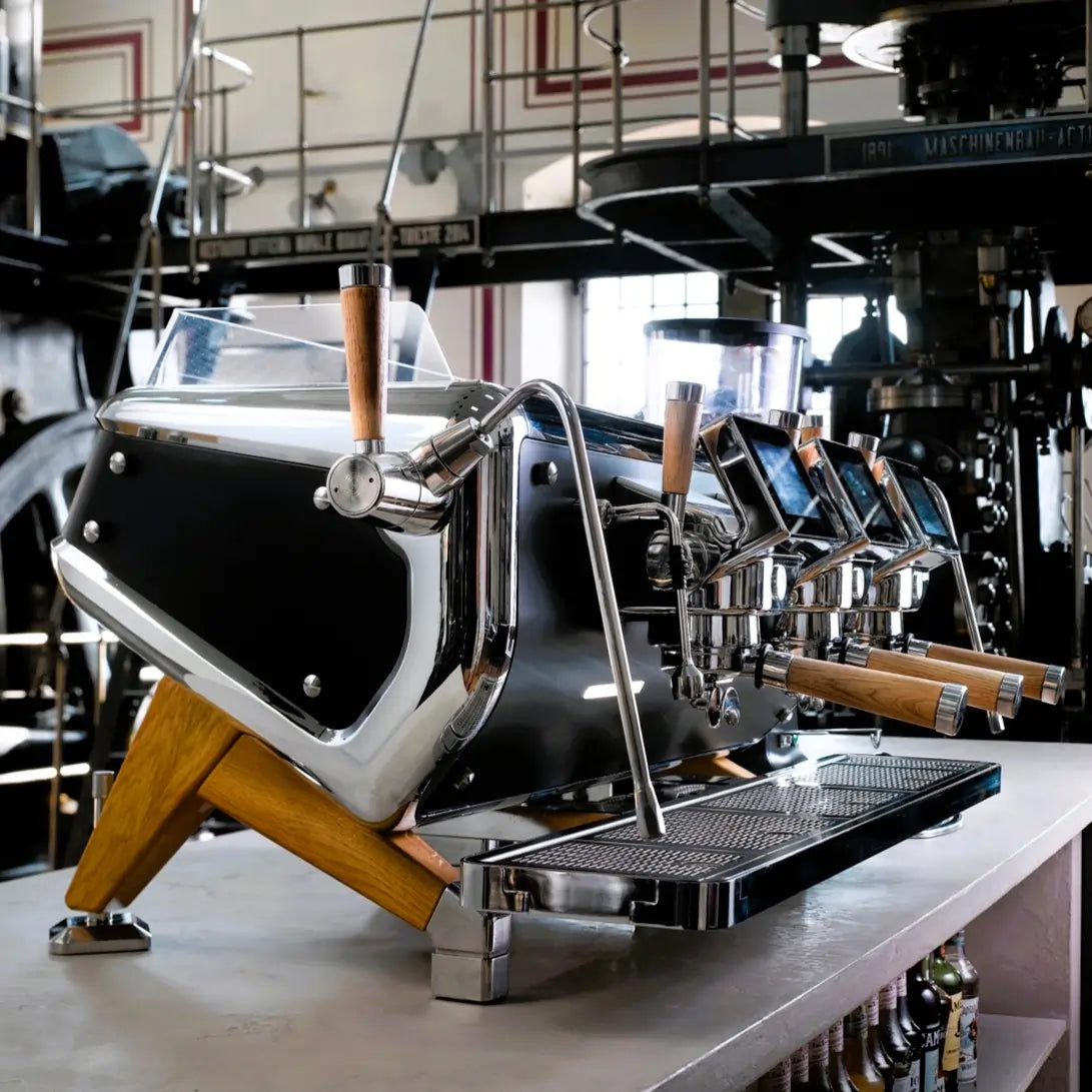 Astoria Storm – profesjonalny ekspres do kawiarni z drewnianymi nogami, designerski ekspres do espresso Astoria Storm w kawiarni, widok z boku