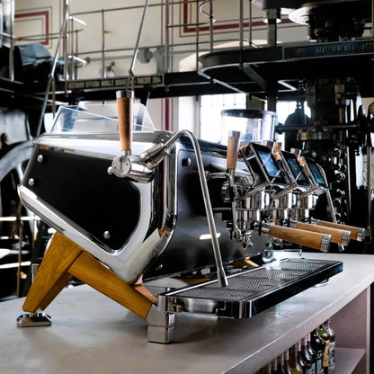 Astoria Storm – profesjonalny ekspres do kawiarni z drewnianymi nogami, designerski ekspres do espresso Astoria Storm w kawiarni, widok z boku