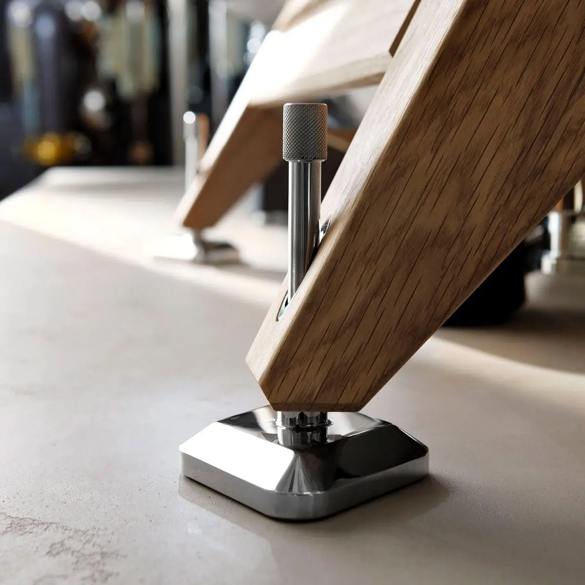 Astoria Storm – regulowane nóżki i drewniane podstawy ekspresu, detal konstrukcji profesjonalnego ekspresu Astoria Storm