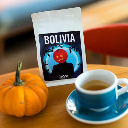 Kawa specialty Bolivia La Paz od JAVA Coffee Roasters – opakowanie kawy z Boliwii obok filiżanki kawy przelewowej i dyni.