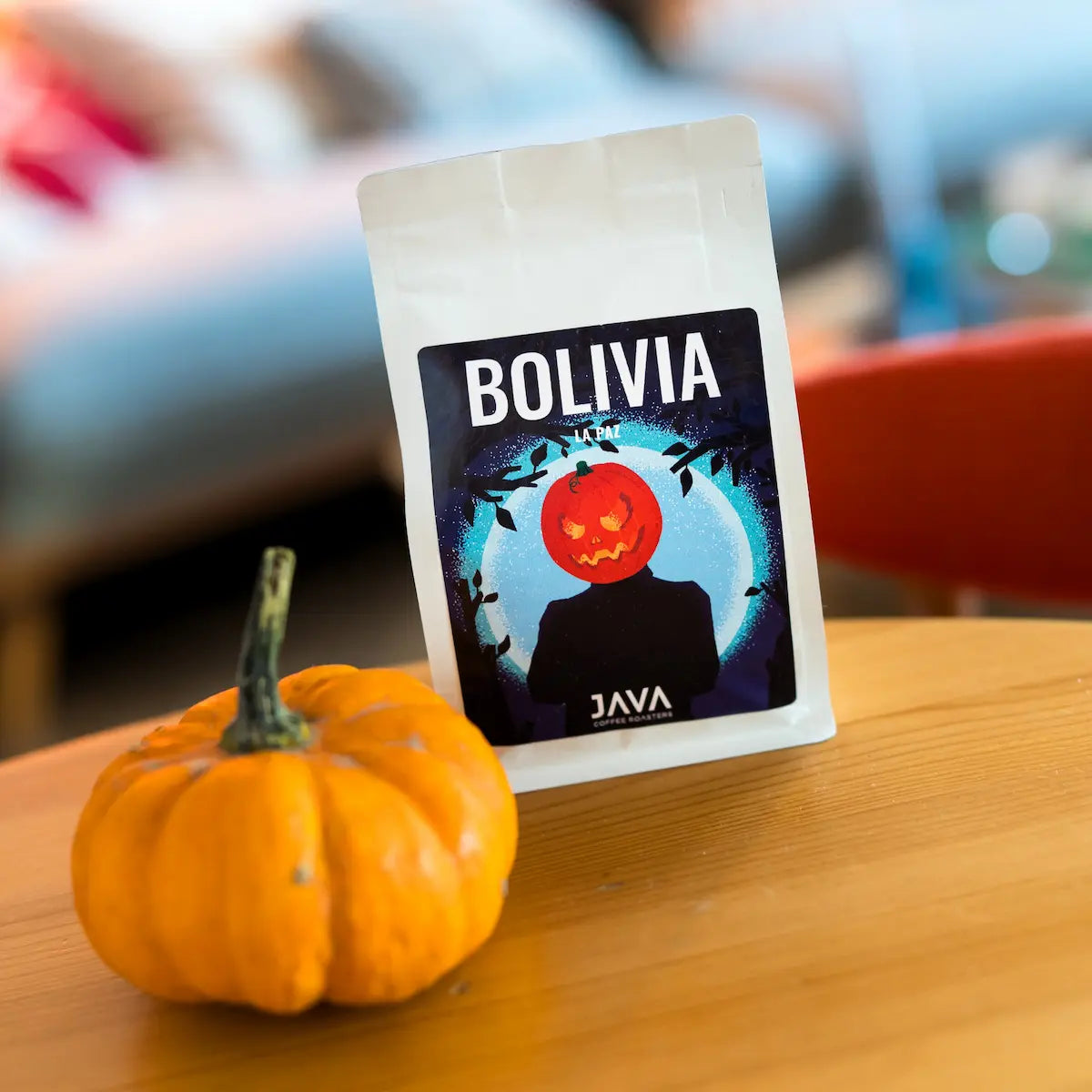 Kawa specialty Bolivia La Paz od JAVA Coffee Roasters – opakowanie kawy z Boliwii w jesiennej aranżacji z dynią.
