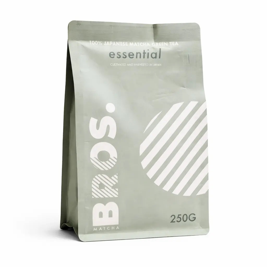 BROS Essential Matcha 250 g – japońska matcha zielona herbata, opakowanie stojące, packshot na białym tle