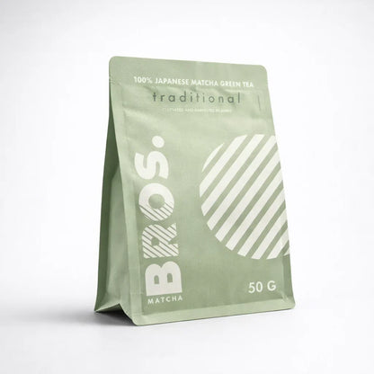 BROS Traditional Matcha 50 g – japońska matcha w proszku, zielona herbata matcha premium w opakowaniu stojącym (packshot 3/4)