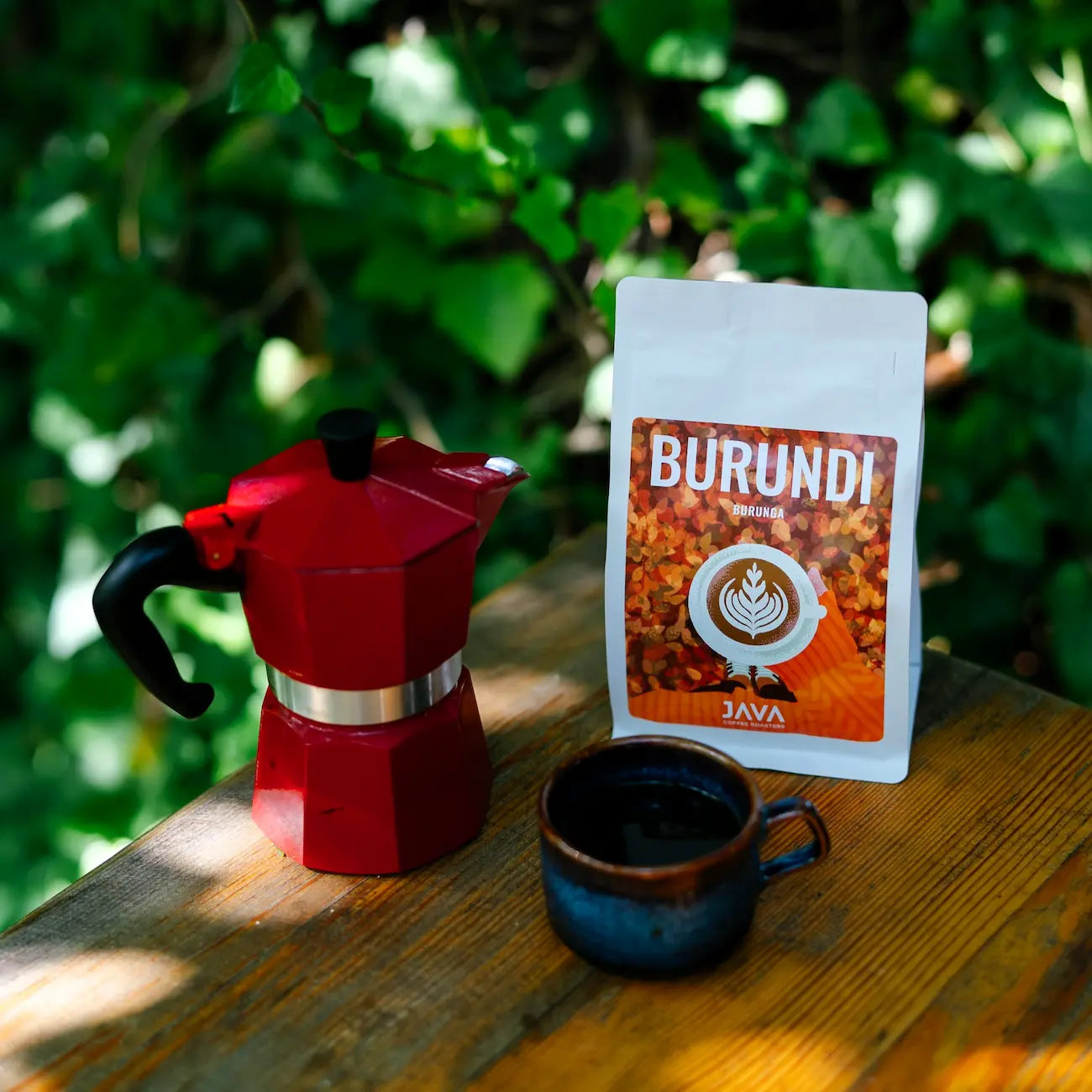 Kawa specialty Burundi Burunga od JAVA Coffee Roasters w opakowaniu, podana z kawiarką i filiżanką czarnej kawy.