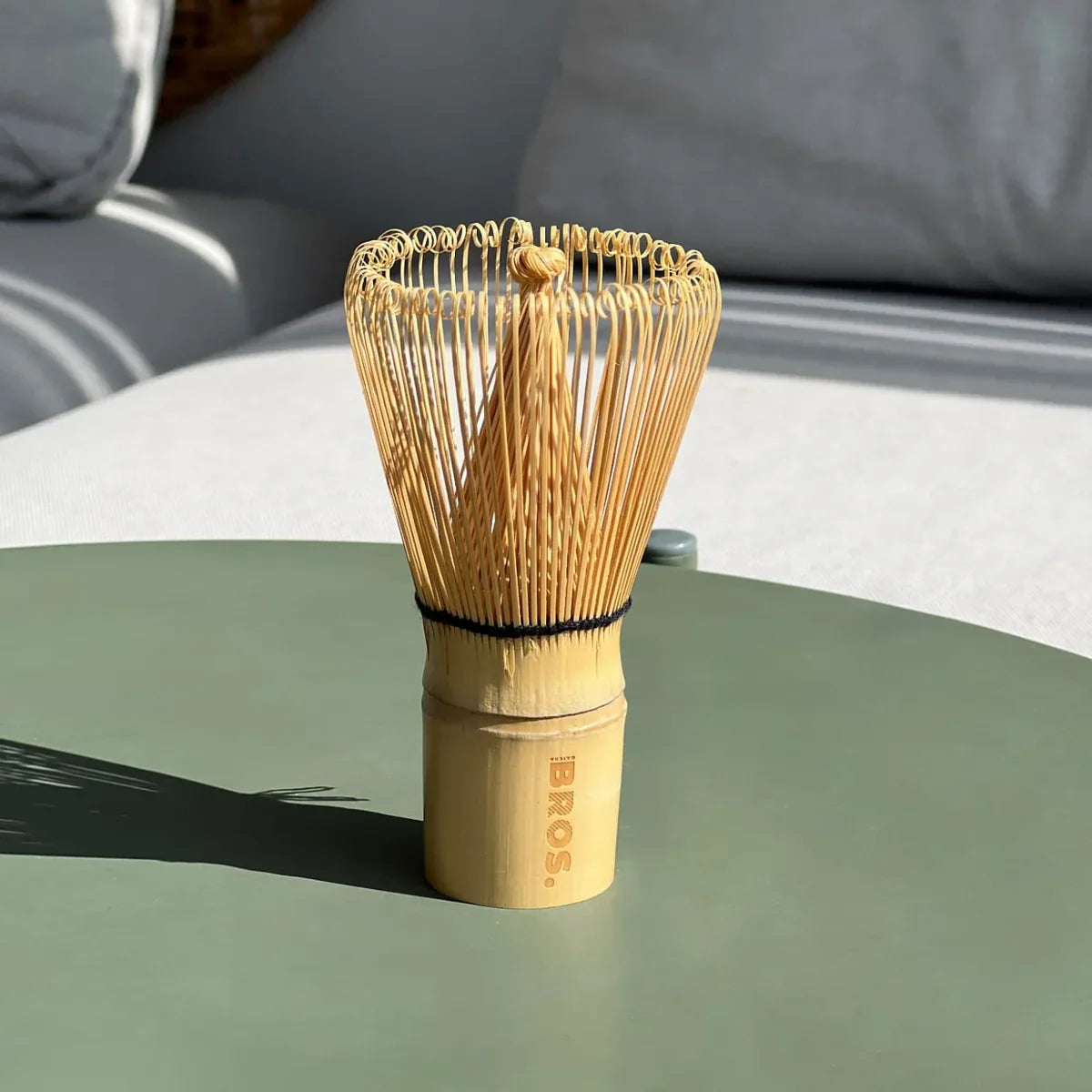 Bambusowa trzepaczka chasen do matchy BROS ustawiona na stole w naturalnym świetle – akcesorium do przygotowania matcha latte