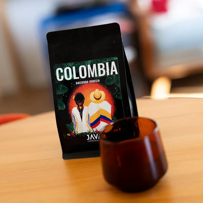 Colombia Hacienda Venecia Bourbon Sidra – kawa specialty JAVA Coffee Roasters z filiżanką
