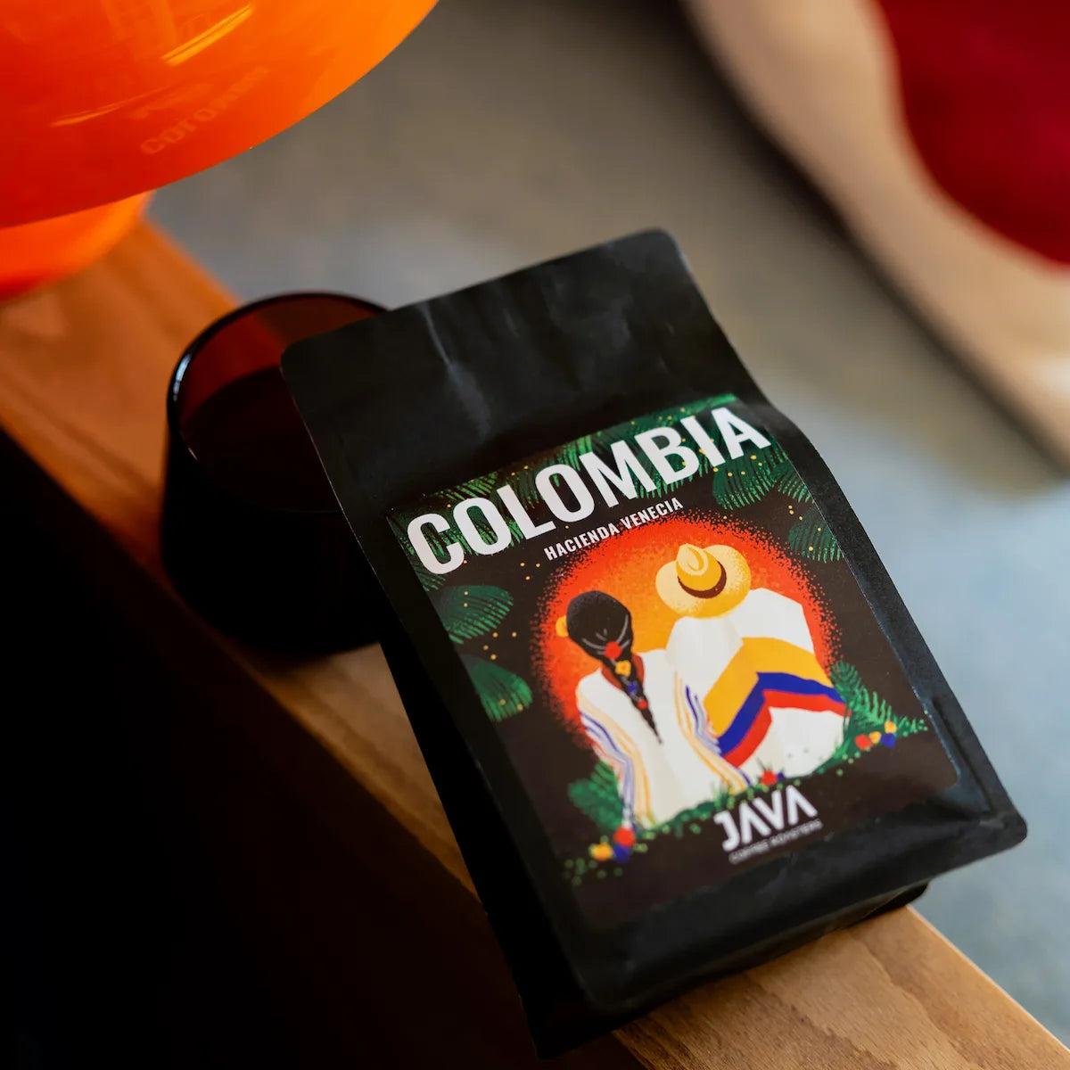 Kawa specialty Colombia Hacienda Venecia Bourbon Sidra – opakowanie w aranżacji lifestyle
