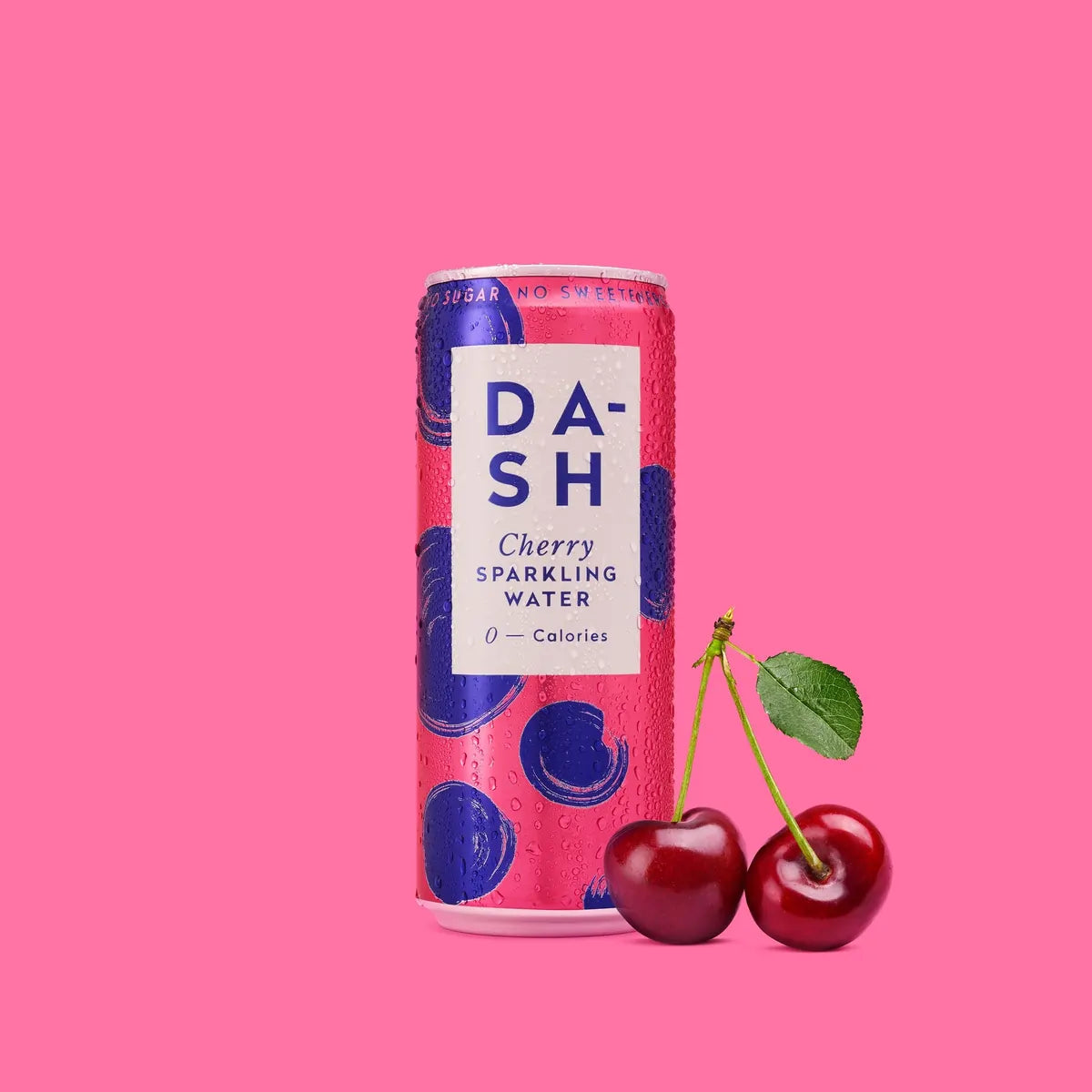 DASH Sparkling Water Cherry – gazowany napój o smaku wiśni bez cukru, puszka 330 ml z owocami wiśni na różowym tle