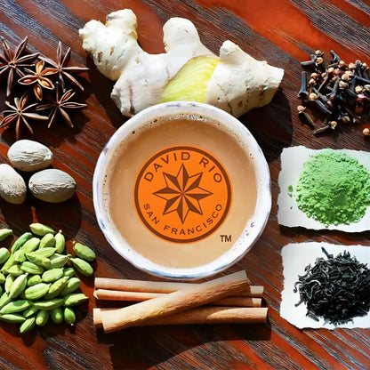 David Rio Chai – aromatyczny napój otoczony przyprawami: kardamonem, cynamonem, imbirem, anyżem, goździkami, herbatą i matchą, w ujęciu lifestyle