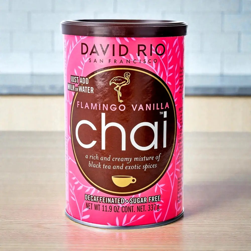 David Rio Flamingo Vanilla Chai 337 g – bezkofeinowa i bezcukrowa herbata chai ustawiona na stole w ujęciu lifestyle