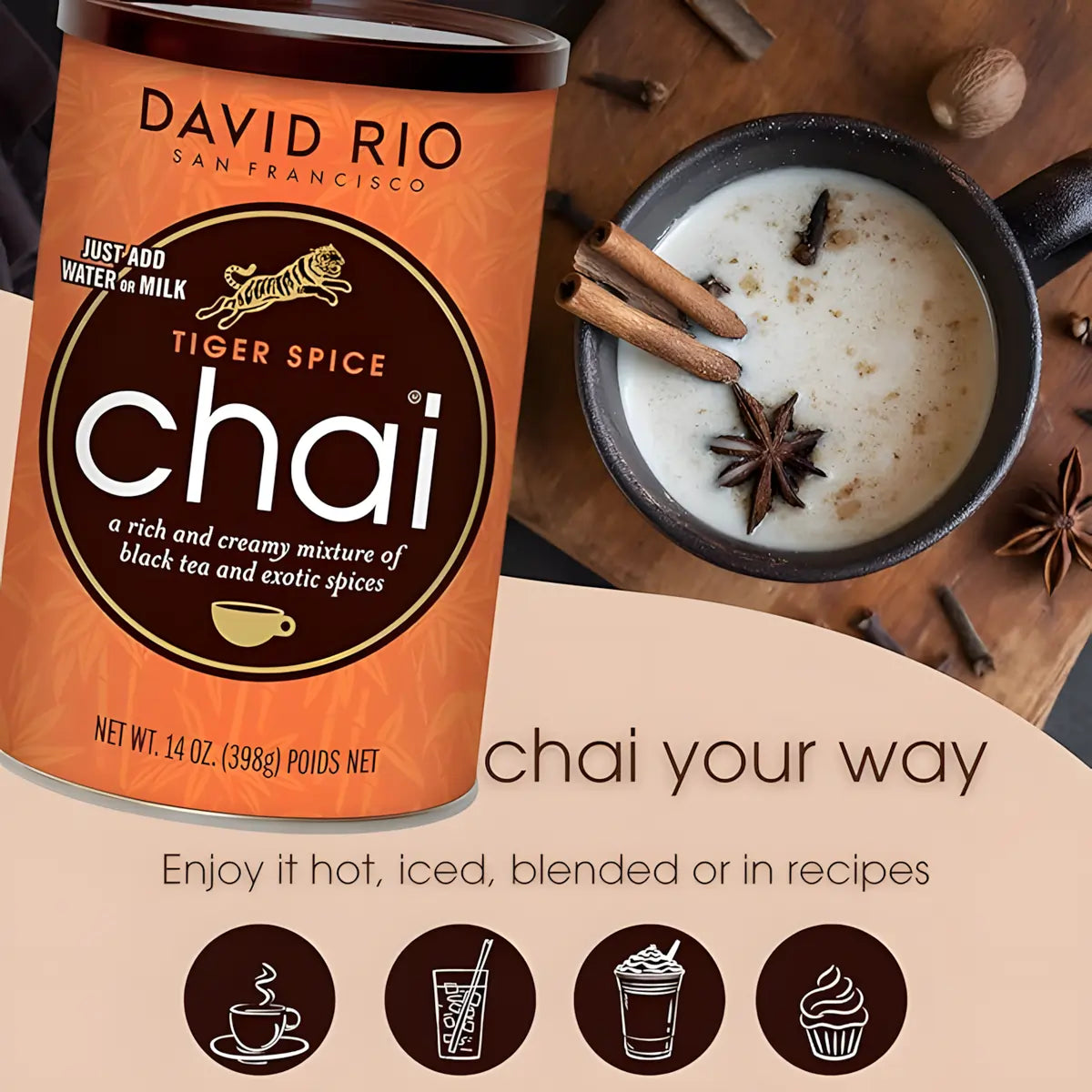 Chai Tiger Spice David Rio 398 g – opakowanie produktu obok filiżanki chai latte z przyprawami korzennymi, możliwość serwowania na ciepło i na zimno