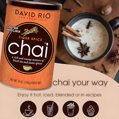 Chai Tiger Spice David Rio 398 g – opakowanie produktu obok filiżanki chai latte z przyprawami korzennymi, możliwość serwowania na ciepło i na zimno