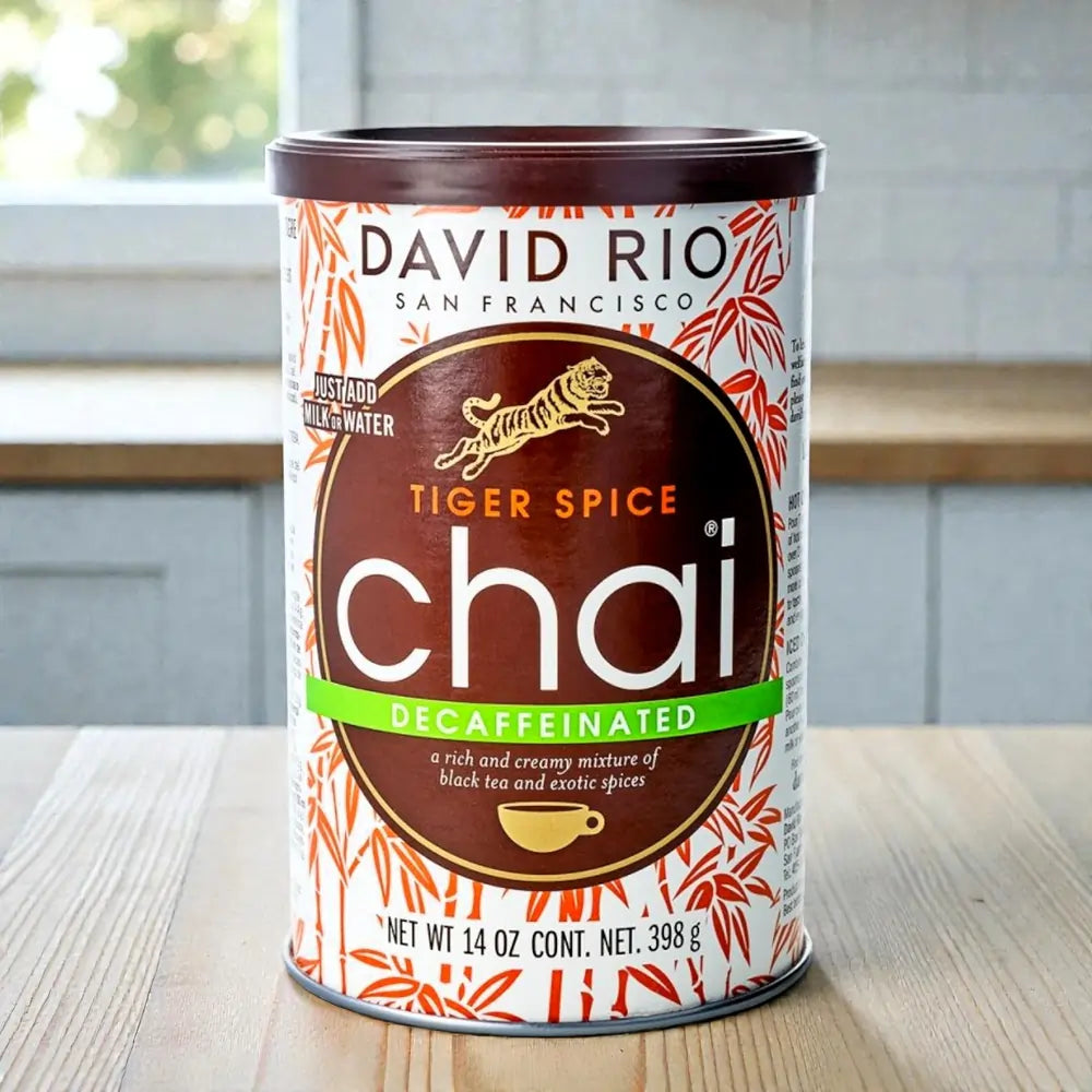 David Rio Tiger Spice Chai Decaffeinated 398 g – bezkofeinowa herbata chai w kuchennym ujęciu lifestyle, ustawiona na drewnianym stole