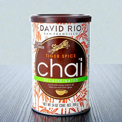 David Rio Tiger Spice Chai Decaffeinated 398 g – bezkofeinowa herbata chai o korzennym profilu, packshot na jasnym tle