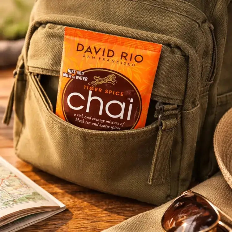 Chai Tiger Spice David Rio – pojedyncza saszetka chai latte w kieszeni plecaka, wygodna porcja do zabrania ze sobą