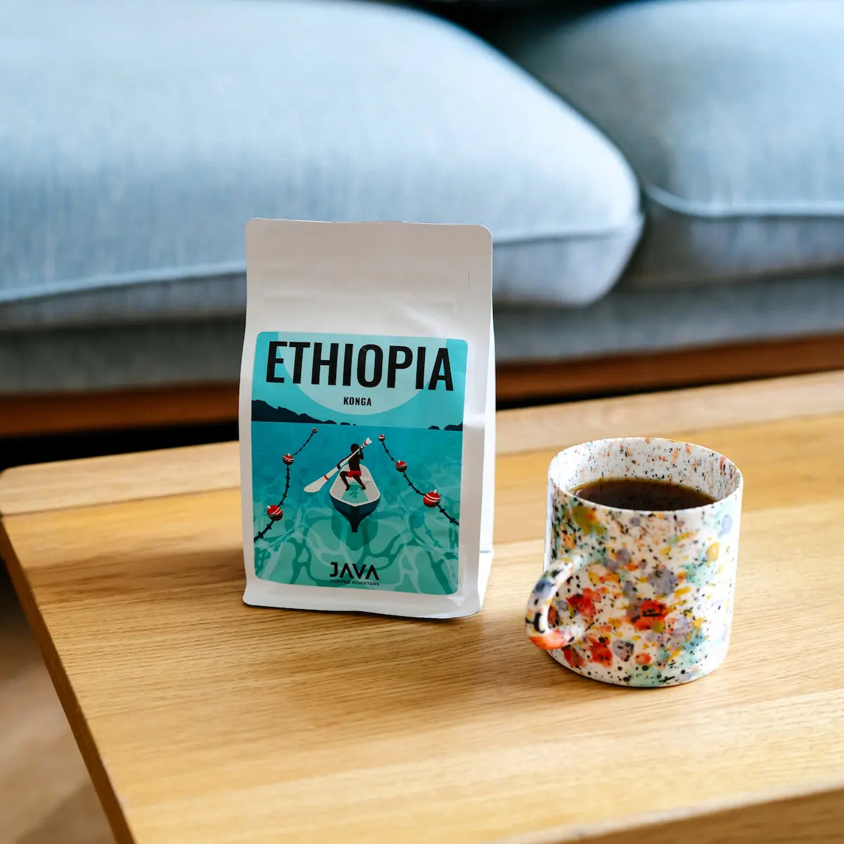 Ethiopia Konga – etiopska kawa specialty JAVA Coffee Roasters w opakowaniu, podana z filiżanką czarnej kawy.