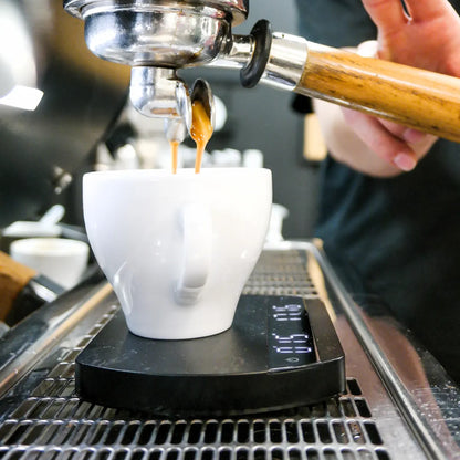 Waga baristyczna Felicita Arc do precyzyjnego ważenia kawy w portafiltrze podczas przygotowania espresso